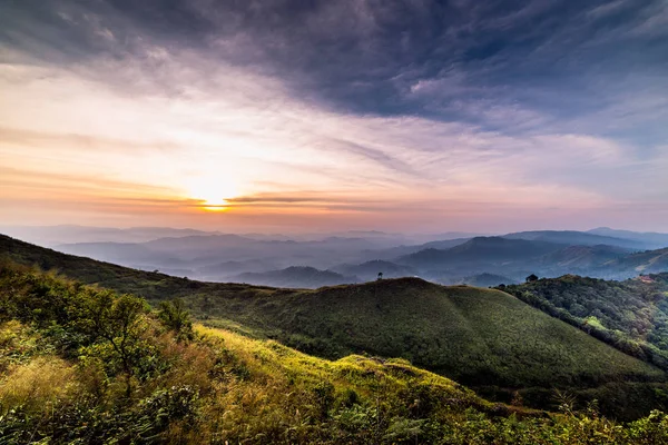 Höga berg i tropisk regnskog solnedgång i Thailand — Stockfoto