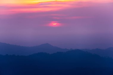 Tayland yüksek dağlarda günbatımı