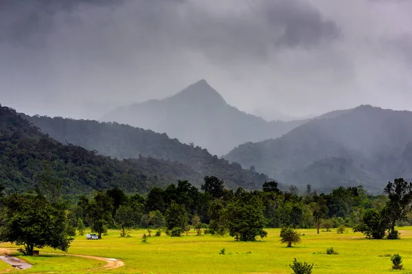 La montagne est couverte de pluie nuageuse — Photo