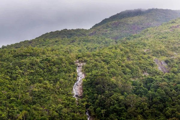 Водоспад тече з вершини гори . — стокове фото
