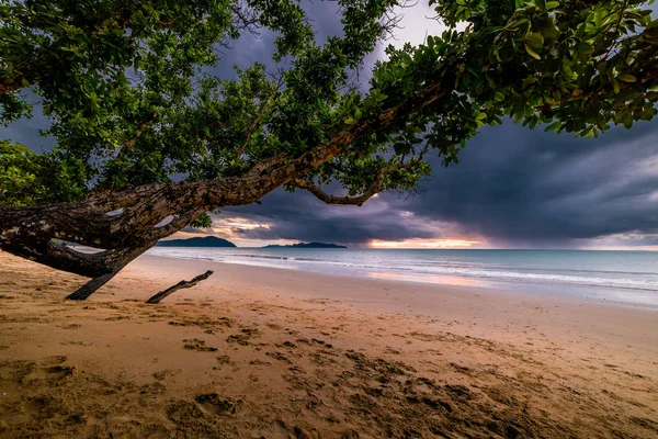 Hermosas playas y nubes de lluvia en la noche Tailandia —  Fotos de Stock