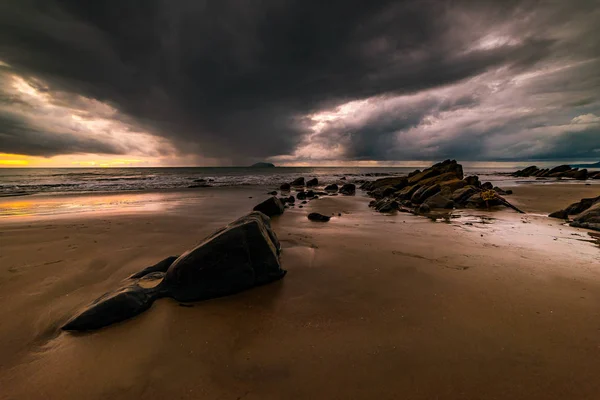 Belles plages et nuages de pluie dans la soirée Thaïlande — Photo