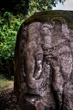 Büyük taş oyma filler.