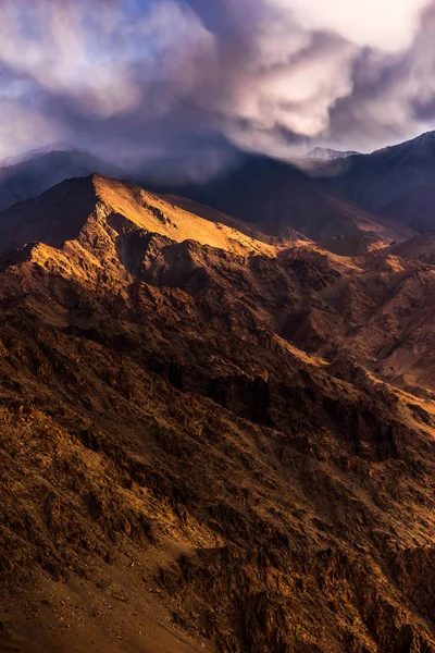 Vista aérea de la montaña de nieve y la luz del amanecer en la parte superior de él — Foto de Stock