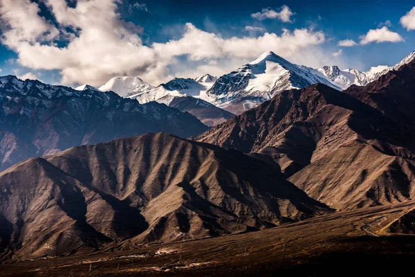 Magnifique sommet de montagne enneigée en Inde — Photo