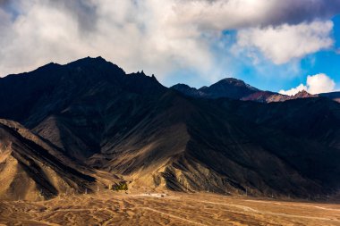 Himalayalar 'ın Leh boyunca uzanan dağ manzarası