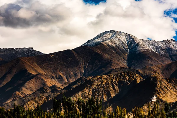 Гималайский горный ландшафт вдоль Леха — стоковое фото