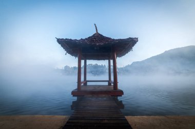 Gölün ortasında güzel bir pavyon