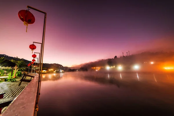 Vista nocturna del villag tailandés de Ban Rak —  Fotos de Stock