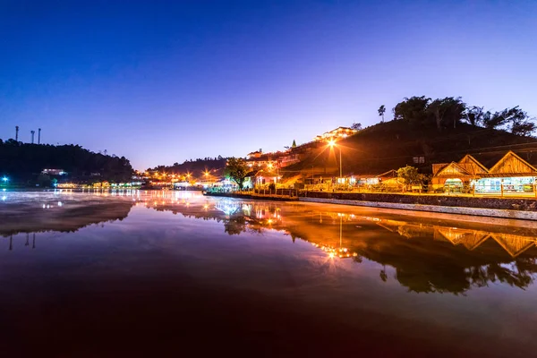 Ночной вид на Бан Рак Тай — стоковое фото