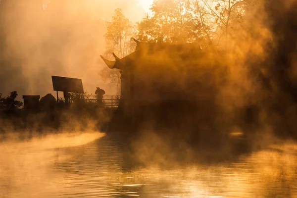 レイクビュー霧の朝バンラックタイ貯水池,メーホンソン — ストック写真