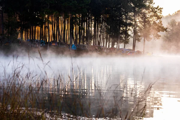 Pang-Ung es un gran embalse situado en la parte superior de un alto monte — Foto de Stock