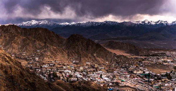 Paisagem montanhosa do Himalaia ao longo de Leh — Fotografia de Stock