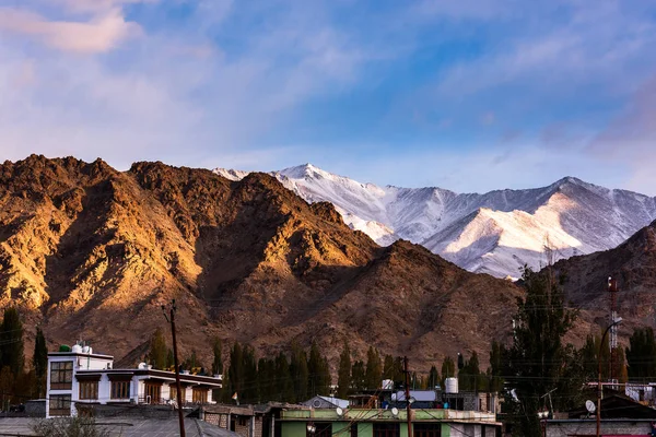 Paisagem montanhosa do Himalaia ao longo de Leh — Fotografia de Stock