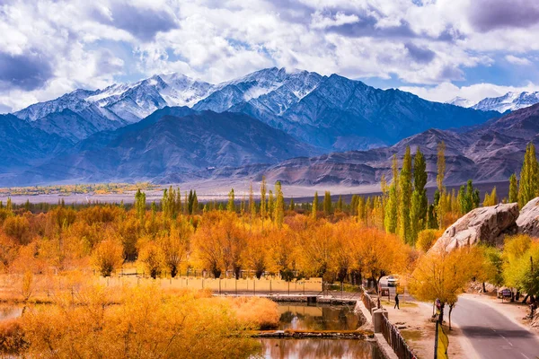 Paisaje de montaña del Himalaya a lo largo de Leh —  Fotos de Stock