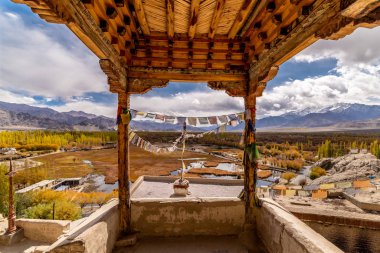 Leh Sarayı Jammu Hindistan 'daki Leh şehrinin merkezindeki manastır.