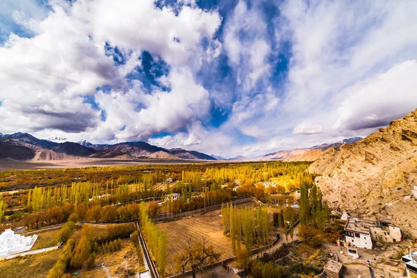 Himalayalar 'ın Leh boyunca uzanan dağ manzarası — Stok fotoğraf