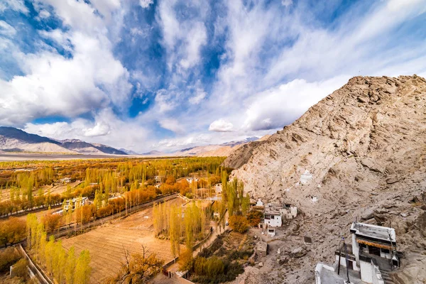 Paisaje de montaña del Himalaya a lo largo de Leh —  Fotos de Stock