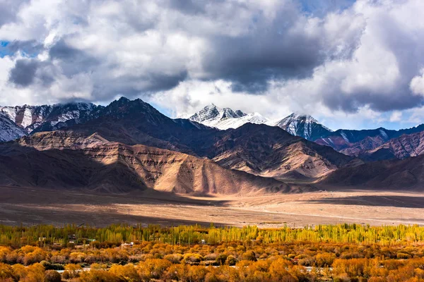 Paisaje de montaña del Himalaya a lo largo de Leh —  Fotos de Stock