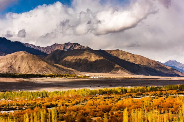 Paisaje de montaña del Himalaya a lo largo de Leh —  Fotos de Stock