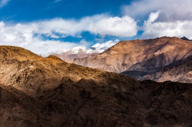 Leh şehri, Hindistan 'ın Jammu ve Kashmir eyaletinin Leh ilçesine bağlı bir şehirdir. Himalaya Krallığı 'nın başkenti Ladakh' tı..