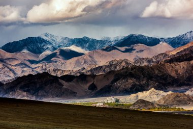 Leh şehri, Hindistan 'ın Jammu ve Kashmir eyaletinin Leh ilçesine bağlı bir şehirdir. Himalaya Krallığı 'nın başkenti Ladakh' tı..