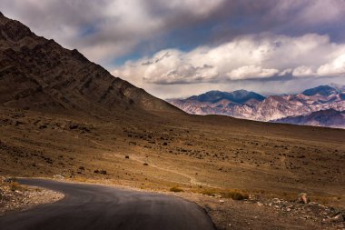 Leh şehri, Hindistan 'ın Jammu ve Kashmir eyaletinin Leh ilçesine bağlı bir şehirdir. Himalaya Krallığı 'nın başkenti Ladakh' tı..
