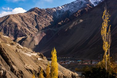 Leh şehri, Hindistan 'ın Jammu ve Kashmir eyaletinin Leh ilçesine bağlı bir şehirdir. Himalaya Krallığı 'nın başkenti Ladakh' tı..