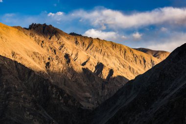 Leh şehri, Hindistan 'ın Jammu ve Kashmir eyaletinin Leh ilçesine bağlı bir şehirdir. Himalaya Krallığı 'nın başkenti Ladakh' tı..