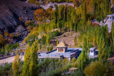 Leh şehrinin havadan görünüşü ve Leh 'in dağ arkaplanı.