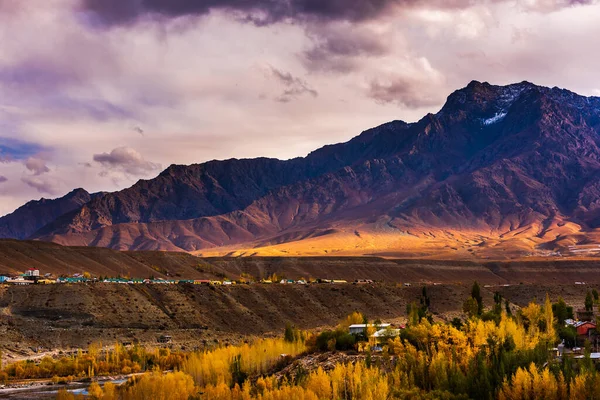 Cordillera Del Himalaya Durante Atardecer Con Cielo Colorido Agradable Paisaje —  Fotos de Stock