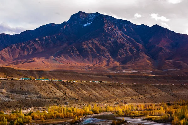 Cordillera Del Himalaya Durante Atardecer Con Cielo Colorido Agradable Paisaje —  Fotos de Stock