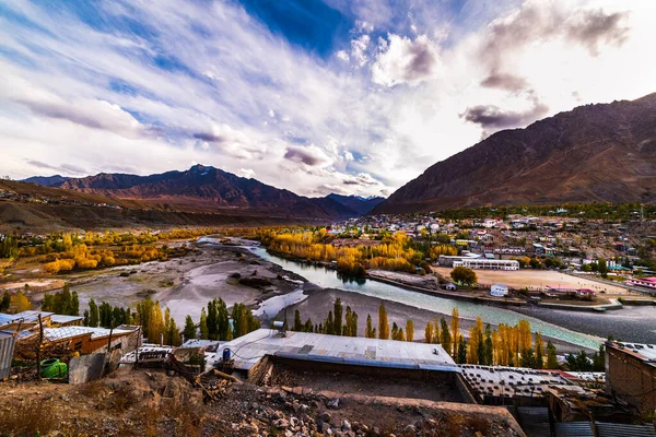 Cordillera Del Himalaya Durante Atardecer Con Cielo Colorido Agradable Paisaje —  Fotos de Stock