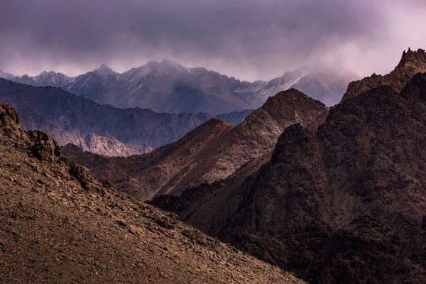 Hindistan 'daki Leh Dağları' nın Ladakh Sıradağları manzarası