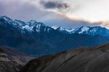 Leh Ladakh 'ta bulutlu gökyüzü olan kar dağlarının manzarası