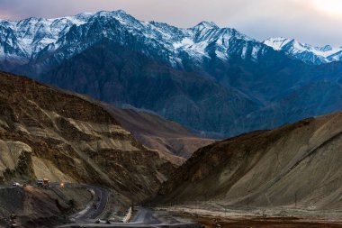 Leh Ladakh 'ta bulutlu gökyüzü olan kar dağlarının manzarası