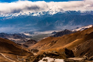 Leh Ladakh 'ta bulutlu gökyüzü olan kar dağlarının manzarası