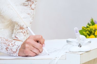 Gelin onun imza atıyor