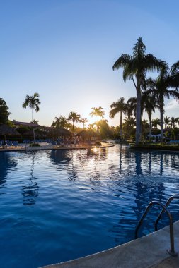 Yüzme Havuzu şezlonglar ile