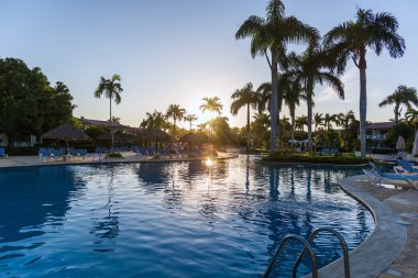 Yüzme Havuzu şezlonglar ile