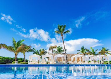 Yüzme Havuzu şezlonglar ile