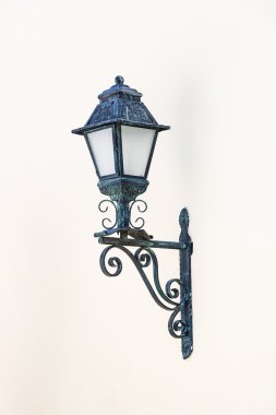 Bahçedeki fener.