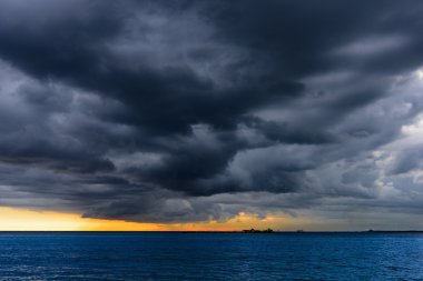Deniz fırtına bulutu