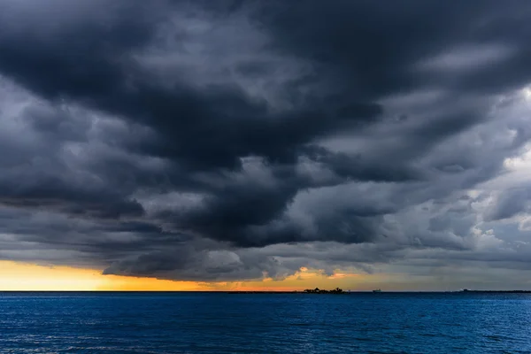 Морское грозовое облако — стоковое фото