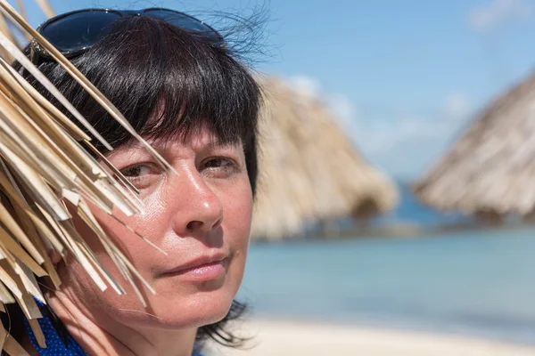 Kvinna palm beach paraply — Stockfoto