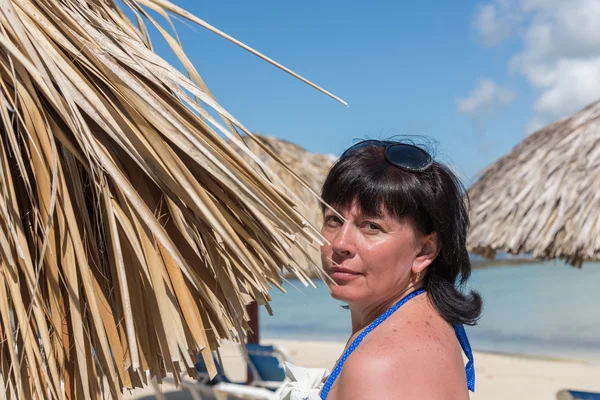 Vrouw palm beach paraplu — Stockfoto