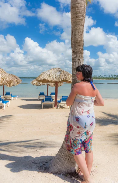 Kvinna palm beach paraply — Stockfoto