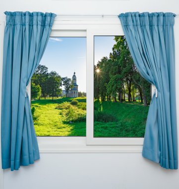 windows kubbeleri ile Ortodoks bir tapınak görüntüleyin