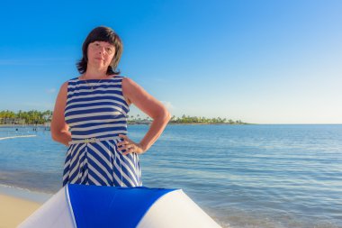 bir plaj şemsiyesi ile esmer kadın