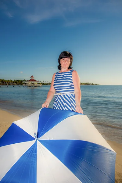 Brunette vrouw met een parasol — Stockfoto